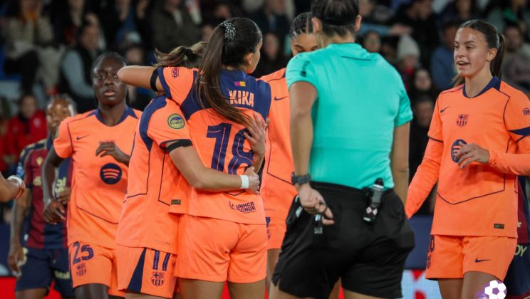 El FC Barcelona golea a un Levante herido para continuar líder